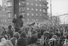 3.11.1984, Warszawa, Polska.
Pogrzeb księdza Jerzego Popiełuszki w Kościele św. Stanisława Kostki na warszawskim Żoliborzu - wierni zgromadzeni na Placu Komuny Paryskiej (ob. Plac Wilsona).
Fot. NN, zbiory Ośrodka KARTA