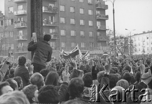 3.11.1984, Warszawa, Polska.
Pogrzeb księdza Jerzego Popiełuszki w Kościele św. Stanisława Kostki na warszawskim Żoliborzu - wierni zgromadzeni na Placu Komuny Paryskiej (ob. Plac Wilsona).
Fot. NN, zbiory Ośrodka KARTA