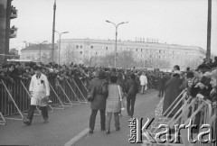 3.11.1984, Warszawa, Polska.
Pogrzeb księdza Jerzego Popiełuszki w Kościele św. Stanisława Kostki na warszawskim Żoliborzu - wierni zgromadzeni na Placu Wilsona.
Fot. NN, zbiory Ośrodka KARTA