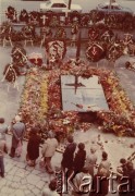 Po 3.11.1984, Warszawa, Polska.
Kościół św. Stanisława Kostki - wierni odwiedzają grób tragicznie zmarłego księdza Jerzego Popiełuszki.
Fot. NN, zbiory Ośrodka KARTA

