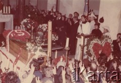 3.11.1984, Warszawa, Polska.
Pogrzeb księdza Jerzego Popiełuszki w Kościele św. Stanisława Kostki na warszawskim Żoliborzu - w grupie modlacych się (na prawo) widoczni są rodzice tragicznie zmarłego księdza - Marianna i Władysław Popiełuszkowie  oraz bracia księdza - Józef i Stanisław.
Fot. NN, zbiory Ośrodka KARTA