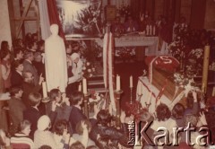 3.11.1984, Warszawa, Polska.
Pogrzeb księdza Jerzego Popiełuszki w Kościele św. Stanisława Kostki na warszawskim Żoliborzu - wierni, z wzniesionymi do góry dłońmi i z palcami złożonymi w znak 