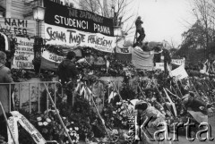 3.11.1984, Warszawa, Polska.
Pogrzeb księdza Jerzego Popiełuszki w Kościele św. Stanisława Kostki na warszawskim Żoliborzu - harcerki składają wieńce kwiatów, widoczne są również transparenty z napisami: 