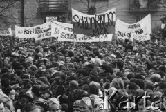 3.11.1984, Warszawa, Polska.
Pogrzeb księdza Jerzego Popiełuszki w Kościele św. Stanisława Kostki na warszawskim Żoliborzu - tłum wiernych uczestniczący w ceremonii pogrzebowej, widoczne są również transparenty, np.: