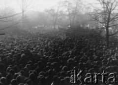 3.11.1984, Warszawa, Polska.
Pogrzeb księdza Jerzego Popiełuszki w Kościele św. Stanisława Kostki na warszawskim Żoliborzu - tłum wiernych uczestniczący w ceremonii pogrzebowej, w oddali widoczne są również transparenty.
Fot. NN, zbiory Ośrodka KARTA