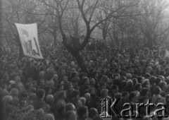 3.11.1984, Warszawa, Polska.
Pogrzeb księdza Jerzego Popiełuszki w Kościele św. Stanisława Kostki na warszawskim Żoliborzu - tłum wiernych uczestniczący w ceremonii pogrzebowej, widoczny jest również transparent.
Fot. NN, zbiory Ośrodka KARTA
