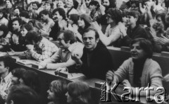 Luty 1981, Warszawa, Polska.
Ksiądz Jerzy Popiełuszko wśród strajkujących studentów Akademii Medycznej.
Fot. Adam Szymański, zbiory Ośrodka KARTA.