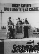 16.05.1981, Warszawa, Polska.
Ksiądz Jerzy Popiełuszko odprawia Mszę świętą przed bramą Huty Warszawa. Msza sprawowana jest w intencji powrotu  do zdrowia Jana Pawła II po zamachu w Watykanie 13.05.1981. Nad ołtarzem widoczny jest transparent: 