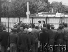 31.08.1981, Warszawa, Polska.
Wkopanie Krzyża na terenie Huty Warszawa po mszy odprawionej w pierwszą rocznicę podpisania porozumień gdańskich. Przy Krzyżu stoją m.in. ksiądz Jerzy Popiełuszko, Seweryn Jaworski i Jacek Lipiński.  
Fot. Adam Szymański, zbiory Ośrodka KARTA, kolekcję zdjęć przekazał Adam Szymański.