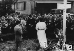 31.08.1981, Warszawa, Polska.
Wkopanie Krzyża na terenie Huty Warszawa po Mszy  świętej odprawionej w rocznicę strajków w 1980 roku. 
Fot. Adam Szymański, zbiory Ośrodka KARTA.