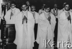 28.05.1972, Warszawa, Polska.
Otrzymanie ścięceń kapłańskich z rąk kardynała Stefana Wyszyńskiego w archikatedrze św. Jana Chrzciciela. W pierwszym rzędzie, na lewo - Jerzy Popiełuszko.
Fot. Adam Szymański, zbiory Ośrodka KARTA.