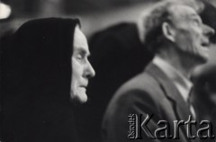 3.11.1984, Warszawa, Polska.
Pogrzeb księdza Jerzego Popiełuszki w kościele parafialnym św. Stanisława Kostki na warszawskim Żóliborzu - rodzice tragicznie zmarłego księdza - Marianna i Władysław Popiełuszkowie.
Fot.NN, zbiory Ośrodka KARTA.

