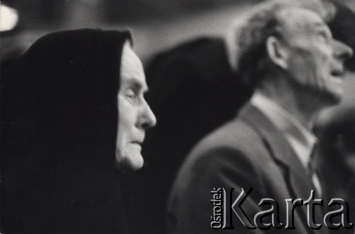 3.11.1984, Warszawa, Polska.
Pogrzeb księdza Jerzego Popiełuszki w kościele parafialnym św. Stanisława Kostki na warszawskim Żóliborzu - rodzice tragicznie zmarłego księdza - Marianna i Władysław Popiełuszkowie.
Fot.NN, zbiory Ośrodka KARTA.

