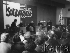 4.05.1981, Warszawa, Polska.
Ksiądz Jerzy Popiełuszko i biskup Zbigniew Kraszewski z wizytą w Hucie Warszawa.
Fot. NN, zbiory Ośrodka KARTA