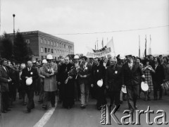 Maj 1981, Warszawa, Polska.
Ksiądz Jerzy Popiełuszko towarzyszy biskupowi Zbigniewowi Kraszewskiemu podczas wizyty w Hucie Warszawa. Widoczny jest transparent z napisem: 