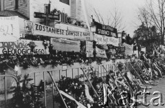 3.11.1984, Warszawa, Polska.
Pogrzeb księdza Jerzego Popiełuszki w Kościele św. Stanisława Kostki na warszawskim Żoliborzu - wieńce i transparenty z napisami: 