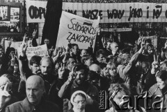 3.11.1984, Warszawa, Polska.
Pogrzeb księdza Jerzego Popiełuszki w Kościele św. Stanisława Kostki na warszawskim Żoliborzu - przybyli na ceremonię pogrzebową wierni z uniesionymi do góry dłońmi z palcami złożonymi w znak 