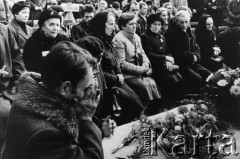3.11.1984, Warszawa, Polska.
Pogrzeb księdza Jerzego Popiełuszki w kościele parafialnym św. Stanisława Kostki na warszawskim Żoliborzu - rodzice, Marianna i Władysław Popiełuszkowie, przy trumnie tragicznie zmarłego syna.
Fot.NN, zbiory Ośrodka KARTA.
