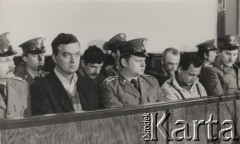 27.12.1984-7.02.1985, Toruń, Polska.
Proces oskarżonych o morderstwo księdza Jerzego Popiełuszki, tzw. proces toruński. W pierwszym rzędzie siedzą: Grzegorz Piotrowski (drugi od lewej) i Leszek Pękala (drugi od prawej). W drugim rzędzie widoczny jest Waldemar Chmielewski (drugi od lewej) i Adam Pietruszka (drugi od prawej).
Fot. NN, zbiory Ośrodka KARTA