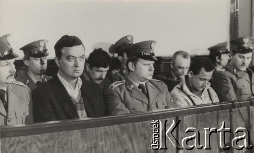 27.12.1984-7.02.1985, Toruń, Polska.
Proces oskarżonych o morderstwo księdza Jerzego Popiełuszki, tzw. proces toruński. W pierwszym rzędzie siedzą: Grzegorz Piotrowski (drugi od lewej) i Leszek Pękala (drugi od prawej). W drugim rzędzie widoczny jest Waldemar Chmielewski (drugi od lewej) i Adam Pietruszka (drugi od prawej).
Fot. NN, zbiory Ośrodka KARTA