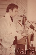 Przed 1984, Polska.
Ksiądz Jerzy Popiełuszko odprawia Mszę świętą. W oddali widoczna jest delegacja z Huty Warszawa z pocztem sztandarowym.
Fot. NN, zbiory Ośrodka KARTA