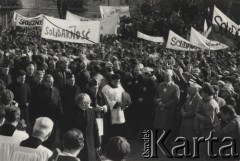 3.11.1984, Warszawa, Polska.
Pogrzeb księdza Jerzego Popiełuszki w Kościele św. Stanisława Kostki na warszawskim Żoliborzu - prymas Józef Glemp w otoczeniu biskupów, przedstawiciele placówek dyplomatycznych oraz wierni zgromadzeni na ceremonii pogrzebowej. Widoczne są również transparenty solidarnościowe.
Fot. NN, zbiory Ośrodka KARTA