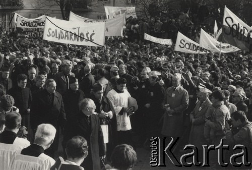 3.11.1984, Warszawa, Polska.
Pogrzeb księdza Jerzego Popiełuszki w Kościele św. Stanisława Kostki na warszawskim Żoliborzu - prymas Józef Glemp w otoczeniu biskupów, przedstawiciele placówek dyplomatycznych oraz wierni zgromadzeni na ceremonii pogrzebowej. Widoczne są również transparenty solidarnościowe.
Fot. NN, zbiory Ośrodka KARTA