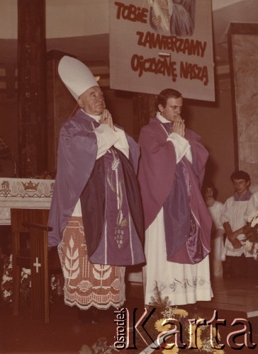 1982-1984, Warszawa, Polska.
Ksiądz Jerzy Popiełuszo odprawia Mszę świętą za Ojczyznę.
Fot. NN, zbiory Ośrodka KARTA