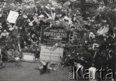 3.11.1984, Warszawa, Polska.
Pogrzeb księdza Jerzego Popiełuszki w Kościele św. Stanisława Kostki na warszawskim Żoliborzu - kwiaty na grobie tragicznie zmarłego księdza.
Fot. NN, zbiory Ośrodka KARTA