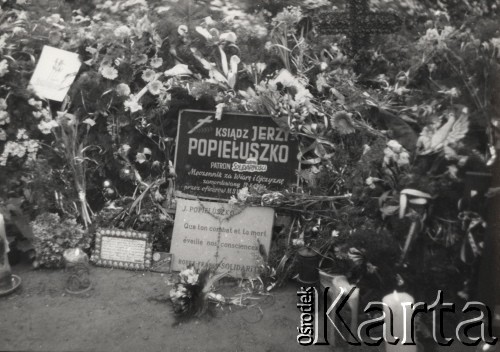 3.11.1984, Warszawa, Polska.
Pogrzeb księdza Jerzego Popiełuszki w Kościele św. Stanisława Kostki na warszawskim Żoliborzu - kwiaty na grobie tragicznie zmarłego księdza.
Fot. NN, zbiory Ośrodka KARTA