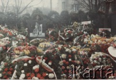 3.11.1984, Warszawa, Polska.
Pogrzeb księdza Jerzego Popiełuszki w Kościele św. Stanisława Kostki na warszawskim Żoliborzu - kwiaty złożone na grobie tragicznie zmarłego księdza. 
Fot. NN, zbiory Ośrodka KARTA