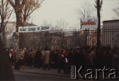 3.11.1984, Warszawa, Polska.
Pogrzeb księdza Jerzego Popiełuszki w Kościele św. Stanisława Kostki na warszawskim Żoliborzu - wierni przybyli na ceremonię pogrzebową. Na ogrodzeniu zawieszone zostały transparenty: 
