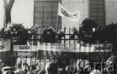 3.11.1984, Warszawa, Polska.
Pogrzeb księdza Jerzego Popiełuszki w Kościele św. Stanisława Kostki na warszawskim Żoliborzu - wieńce i transparenty zawieszone na ogrodzeniu kościoła, 