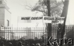 3.11.1984, Warszawa, Polska.
Pogrzeb księdza Jerzego Popiełuszki w Kościele św. Stanisława Kostki na warszawskim Żoliborzu - wierni oraz transparent z napisem: 
