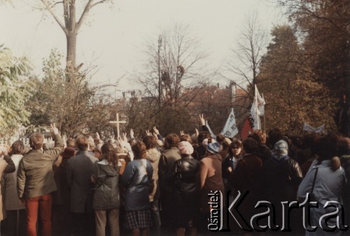 3.11.1984, Warszawa, Polska.
Pogrzeb księdza Jerzego Popiełuszki w Kościele św. Stanisława Kostki na warszawskim Żoliborzu - przybyli na ceremonię pogrzebową wierni z uniesionymi do góry dłońmi z palcami złożonymi w znak 
