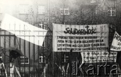 3.11.1984, Warszawa, Polska.
Pogrzeb księdza Jerzego Popiełuszki w Kościele św. Stanisława Kostki na warszawskim Żoliborzu - transparenty zawieszone na ogrodzeniu kościoła.
Fot. NN, zbiory Ośrodka KARTA