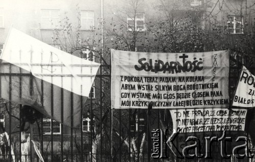 3.11.1984, Warszawa, Polska.
Pogrzeb księdza Jerzego Popiełuszki w Kościele św. Stanisława Kostki na warszawskim Żoliborzu - transparenty zawieszone na ogrodzeniu kościoła.
Fot. NN, zbiory Ośrodka KARTA