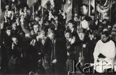 3.11.1984, Warszawa, Polska.
Pogrzeb księdza Jerzego Popiełuszki w Kościele św. Stanisława Kostki na warszawskim Żoliborzu - w tłumie wiernych widoczni są rodzice tragicznie zmarłego księdza - Marianna i Władysław Popiełuszkowie, kierowca księdza - Waldemar Chrostowski oraz brat - Józef Popiełuszko.
Fot. NN, zbiory Ośrodka KARTA