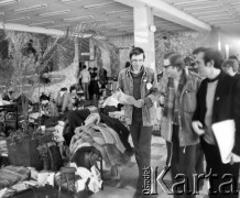16.02.1981, Warszawa, Polska.
Strajk studentów Akademii Medycznej w sprawie rejestracji Niezależnego Zrzeszenia Studentów. Pierwszy od prawej widoczny jest ksiądz Jerzy Popiełuszko. Na drugim planie - protestujący studenci.
Fot. Adam Szymański, zbiory Ośrodka KARTA, kolekcję zdjęć przekazał Adam Szymański