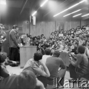 16.02.1981, Warszawa, Polska.
Strajk studentów Akademii Medycznej w sprawie rejestracji Niezależnego Zrzeszenia Studentów. W pierwszym rzędzie siedzi ksiądz Jerzy Popiełuszko. Po lewej stronie stoi Jacek Lipiński.
Fot. Adam Szymański, zbiory Ośrodka KARTA, kolekcję zdjęć przekazał Adam Szymański