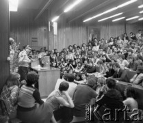 16.02.1981, Warszawa, Polska.
Strajk studentów Akademii Medycznej w sprawie rejestracji Niezależnego Zrzeszenia Studentów. W pierwszym rzędzie ławek siedzi ksiądz Jerzy Popiełuszko (trzeci od prawej strony) i Jacek Lipiński. 
Fot. Adam Szymański, zbiory Ośrodka KARTA, kolekcję zdjęć przekazał Adam Szymański