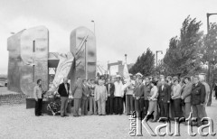 29-30.08.1981, Gdynia, Polska.
Delegacja przedstawicieli Huty Warszawa przed Pomnikiem Ofiar Grudnia 1970 przy Alei Solidarności - złożenie wieńca. Obok delegatów trzymających sztandar Solidarności Huty Warszawa stoi ksiądz Jerzy Popiełuszko. W tle - żurawie stoczniowe.
Fot. Adam Szymański, zbiory Ośrodka KARTA, kolekcję zdjęć przekazał Adam Szymański