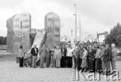 29-30.08.1981, Gdynia, Polska.
Delegacja przedstawicieli Huty Warszawa przed Pomnikiem Ofiar Grudnia 1970 przy Alei Solidarności - złożenie wieńca. Obok delegatów trzymających sztandar Solidarności Huty Warszawa stoi ksiądz Jerzy Popiełuszko. W tle - żurawie stoczniowe.
Fot. Adam Szymański, zbiory Ośrodka KARTA, kolekcję zdjęć przekazał Adam Szymański