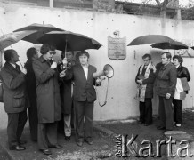 30.08.1981, Gdańsk, Polska.
Uroczystość wmurowania i poświęcenia tablicy ufundowanej przez Solidarność Huty Warszawa w murze Stoczni Gdańskiej. Na tablicy widoczny jest następujący napis: 