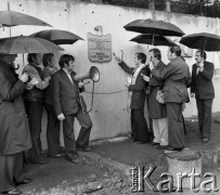 30.08.1981, Gdańsk, Polska.
Uroczystość wmurowania i poświęcenia tablicy ufundowanej przez Solidarność Huty Warszawa w murze Stoczni Gdańskiej. Na tablicy widoczny jest następujący napis: 