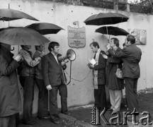 30.08.1981, Gdańsk, Polska.
Uroczystość wmurowania i poświęcenia tablicy ufundowanej przez Solidarność Huty Warszawa w murze Stoczni Gdańskiej. Na tablicy widoczny jest następujący napis: 