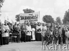 30.08.1981, Westerplatte, Polska.
Uroczystość poświęcenia krzyża ponownie ustawionego nad grobami poległych - delegacja hutników warszawskich. W pierwszym rzędzie stoją, od lewej strony: Danuta Wałęsa, Lech Wałęsa, NN, NN, ksiądz Henryk Jankowski, NN, ksiądz Jerzy Popiełuszko i Jacek Lipiński. Napis na transparencie: 