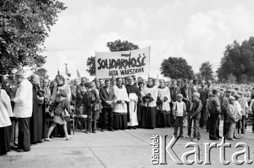 30.08.1981, Westerplatte, Polska.
Uroczystość poświęcenia krzyża ponownie ustawionego nad grobami poległych - delegacja hutników warszawskich. W pierwszym rzędzie stoją, od lewej strony: Danuta Wałęsa (bokiem), Lech Wałęsa, NN, NN, ksiądz Henryk Jankowski, NN, ksiądz Jerzy Popiełuszko i Jacek Lipiński. Napis na transparencie: 