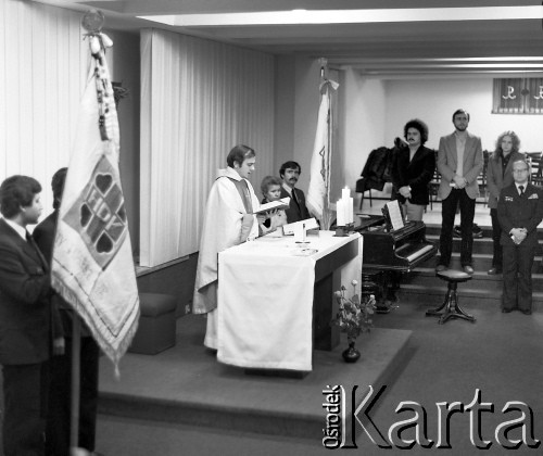 Październik-listopad 1981, Warszawa, Polska.
Ksiądz Jerzy Popiełuszko w Kościele św. Stanisława Kostki na warszawskim Żoliborzu odprawia mszę dla koła krwiodawców pracowników Huty Warszawa. Przewodniczącym koła krwiodawców był Bolesław Tuzin (pierwszy po prawej stronie), odznaczony Merite International du Sang (Krzyż Oficerski). 
Fot. Adam Szymański, zbiory Ośrodka KARTA, kolekcję zdjęć przekazał Adam Szymański