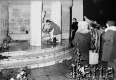 Październik-listopad 1981, Warszawa, Polska.
Złożenie kwiatów przy tablicach upamiętniających poległych w czasie II wojny światowej. W głębi stoi ksiądz Jerzy Popiełuszko.
Fot. Adam Szymański, zbiory Ośrodka KARTA, kolekcję zdjęć przekazał Adam Szymański